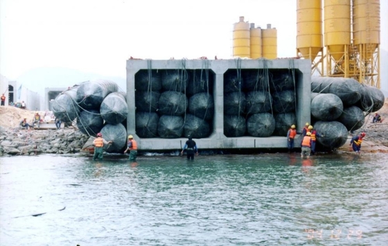 Tersanelerde Ağır Yükü Kıyıya Çekmek İçin Deniz Kauçuk Balon Hava Yastığını Kurtarma