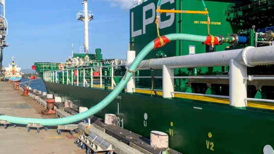 GEMİDEN GEMİYE Ham Petrol Taşımacılığı İçin Rıhtım İskelesinde Kullanılan Takviyeli Hortum